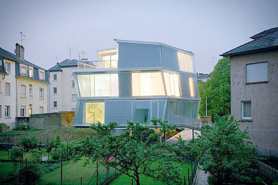 Проект наклонного стеклянного дома Maison Go